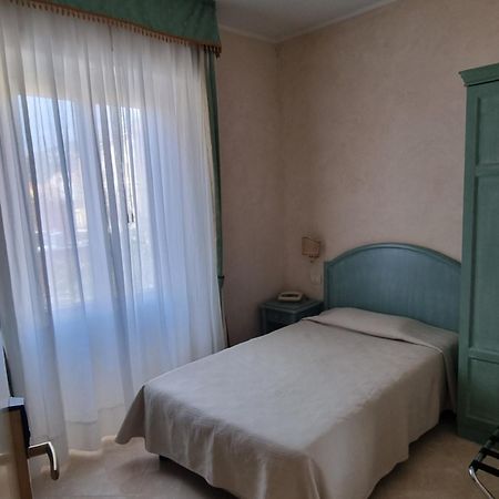 Hotel Riviera 3 Stelle Con Piscina Estiva Gratuita E Garage A Pagamento Spotorno Exteriör bild