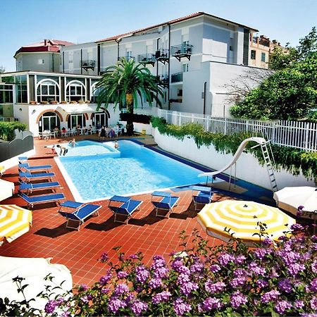 Hotel Riviera 3 Stelle Con Piscina Estiva Gratuita E Garage A Pagamento Spotorno Exteriör bild