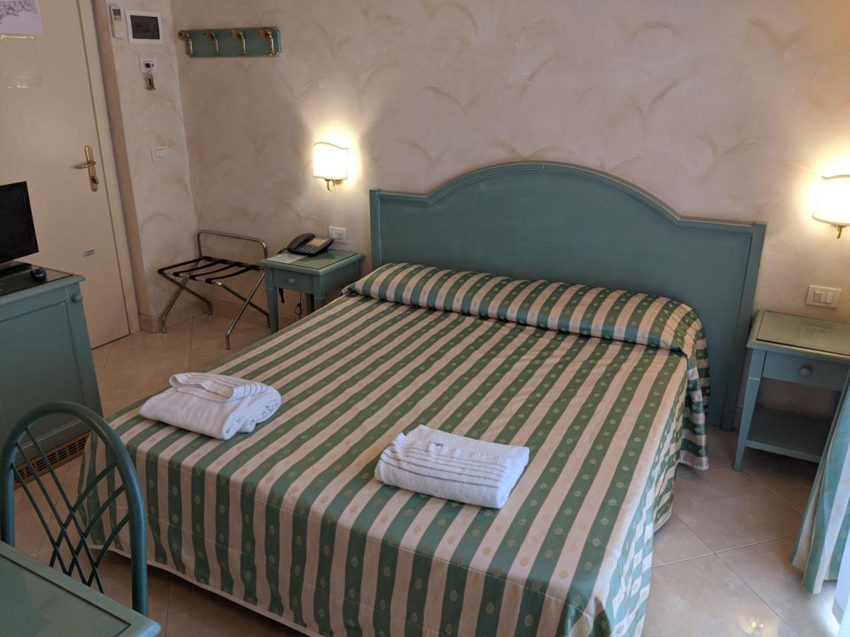 Hotel Riviera 3 Stelle Con Piscina Estiva Gratuita E Garage A Pagamento Spotorno Exteriör bild