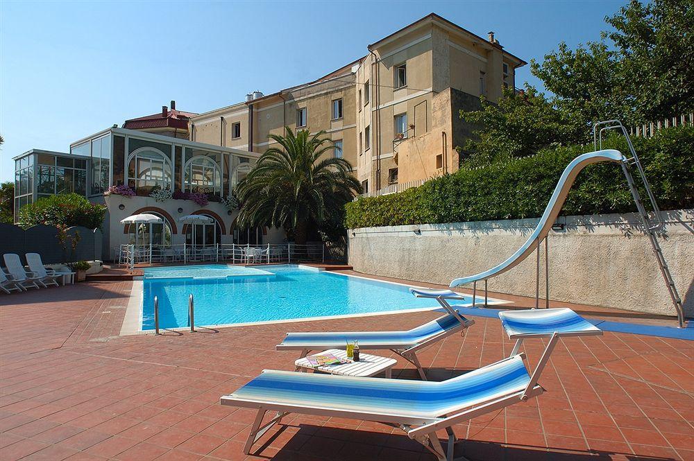 Hotel Riviera 3 Stelle Con Piscina Estiva Gratuita E Garage A Pagamento Spotorno Exteriör bild