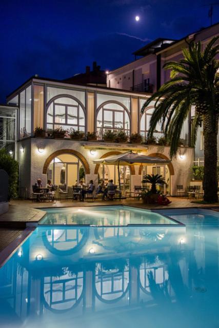 Hotel Riviera 3 Stelle Con Piscina Estiva Gratuita E Garage A Pagamento Spotorno Exteriör bild