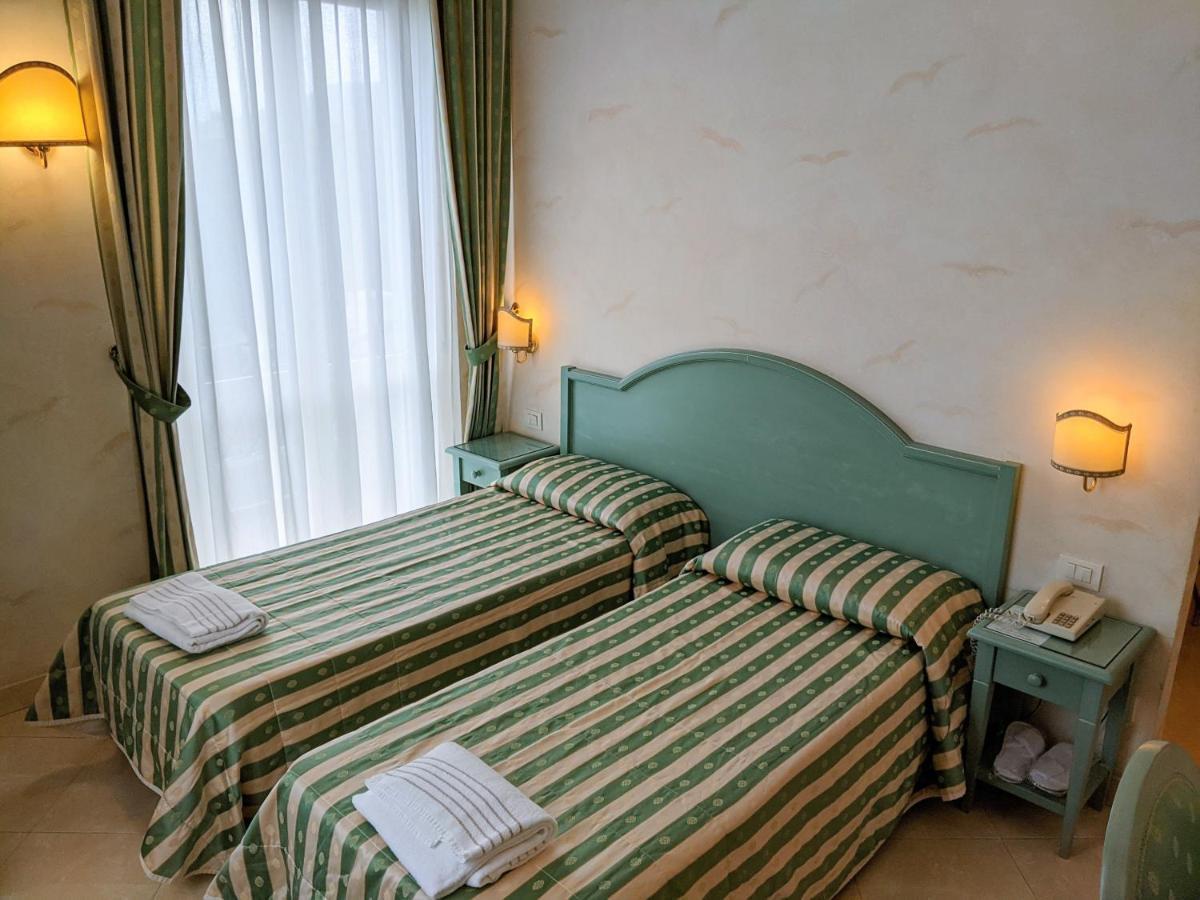 Hotel Riviera 3 Stelle Con Piscina Estiva Gratuita E Garage A Pagamento Spotorno Exteriör bild