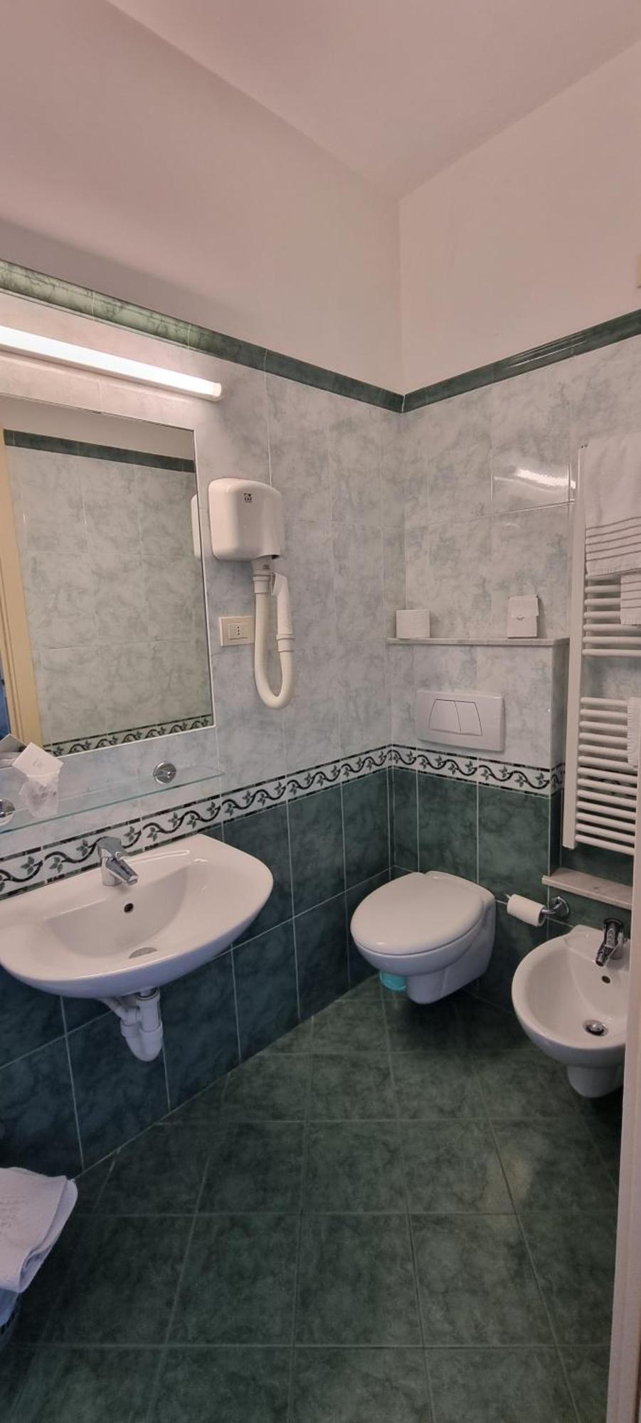 Hotel Riviera 3 Stelle Con Piscina Estiva Gratuita E Garage A Pagamento Spotorno Exteriör bild