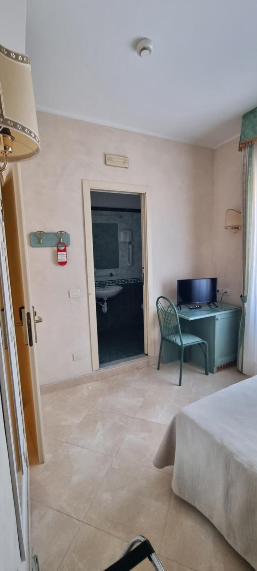 Hotel Riviera 3 Stelle Con Piscina Estiva Gratuita E Garage A Pagamento Spotorno Exteriör bild