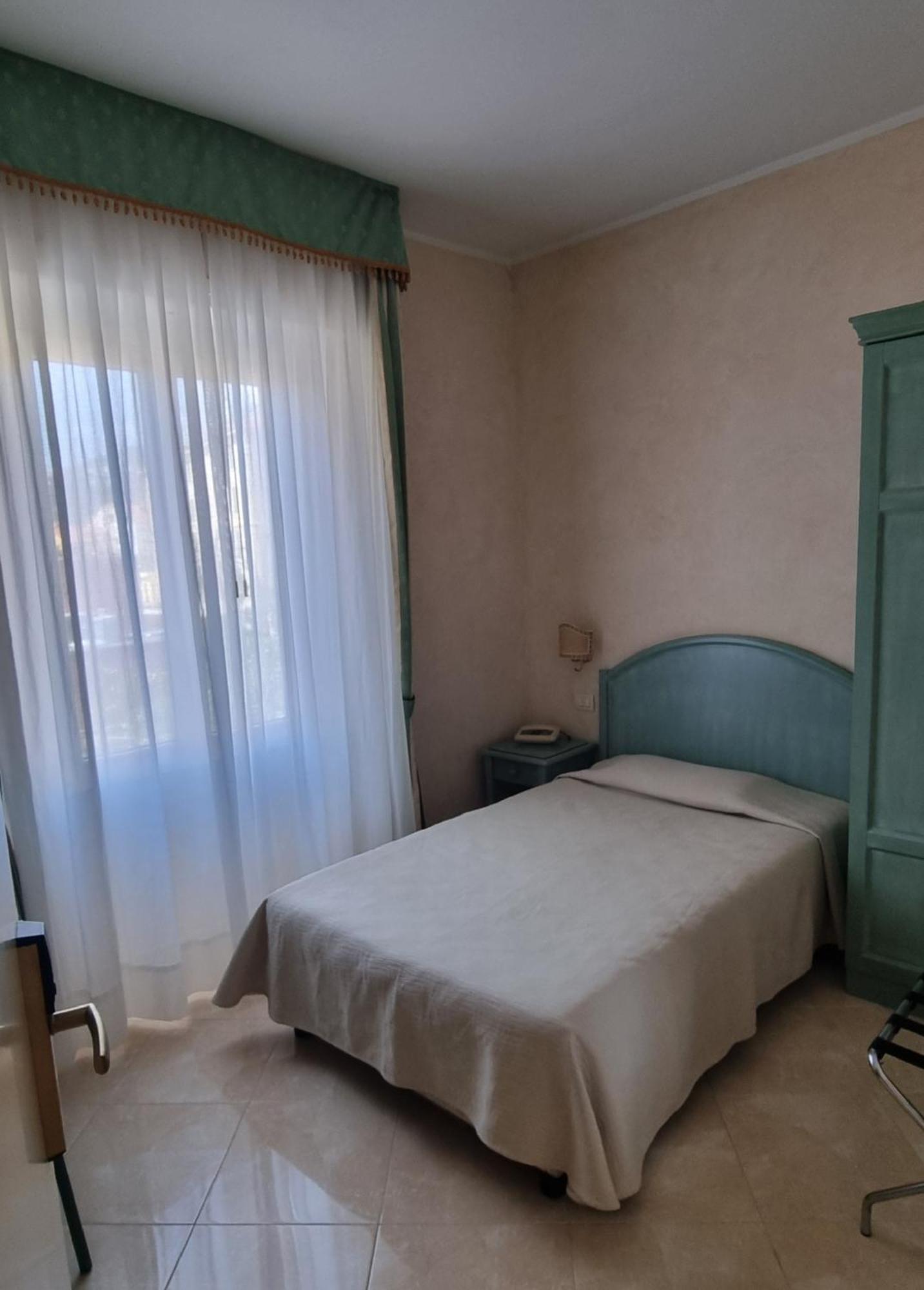 Hotel Riviera 3 Stelle Con Piscina Estiva Gratuita E Garage A Pagamento Spotorno Exteriör bild
