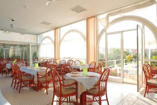 Hotel Riviera 3 Stelle Con Piscina Estiva Gratuita E Garage A Pagamento Spotorno Exteriör bild