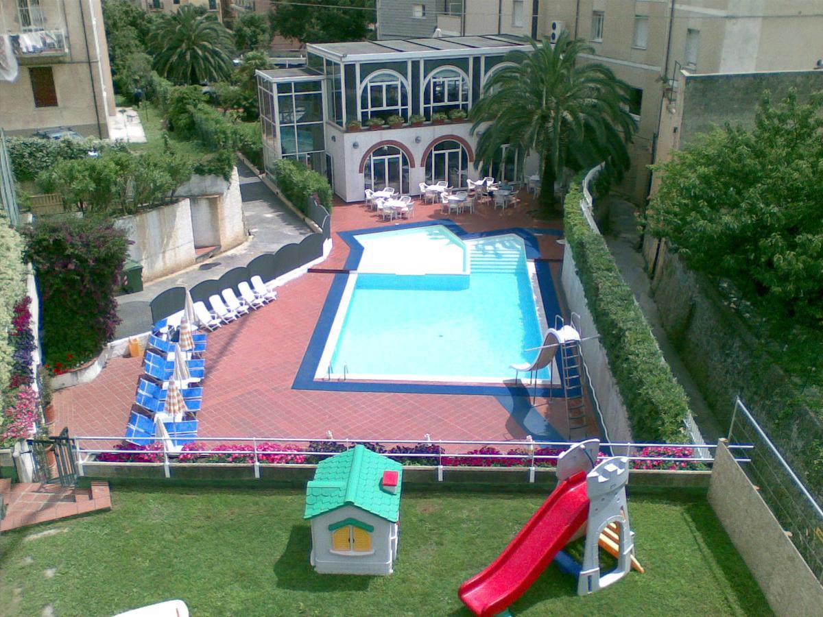 Hotel Riviera 3 Stelle Con Piscina Estiva Gratuita E Garage A Pagamento Spotorno Exteriör bild