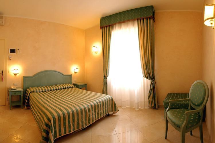 Hotel Riviera 3 Stelle Con Piscina Estiva Gratuita E Garage A Pagamento Spotorno Exteriör bild
