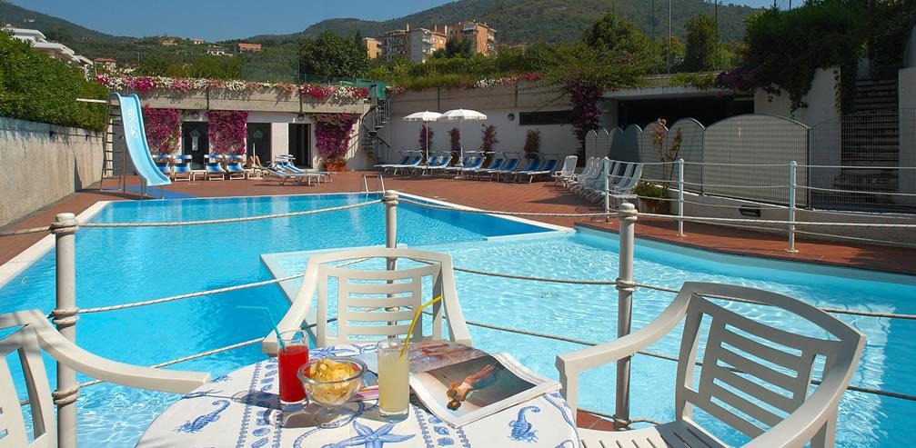 Hotel Riviera 3 Stelle Con Piscina Estiva Gratuita E Garage A Pagamento Spotorno Exteriör bild