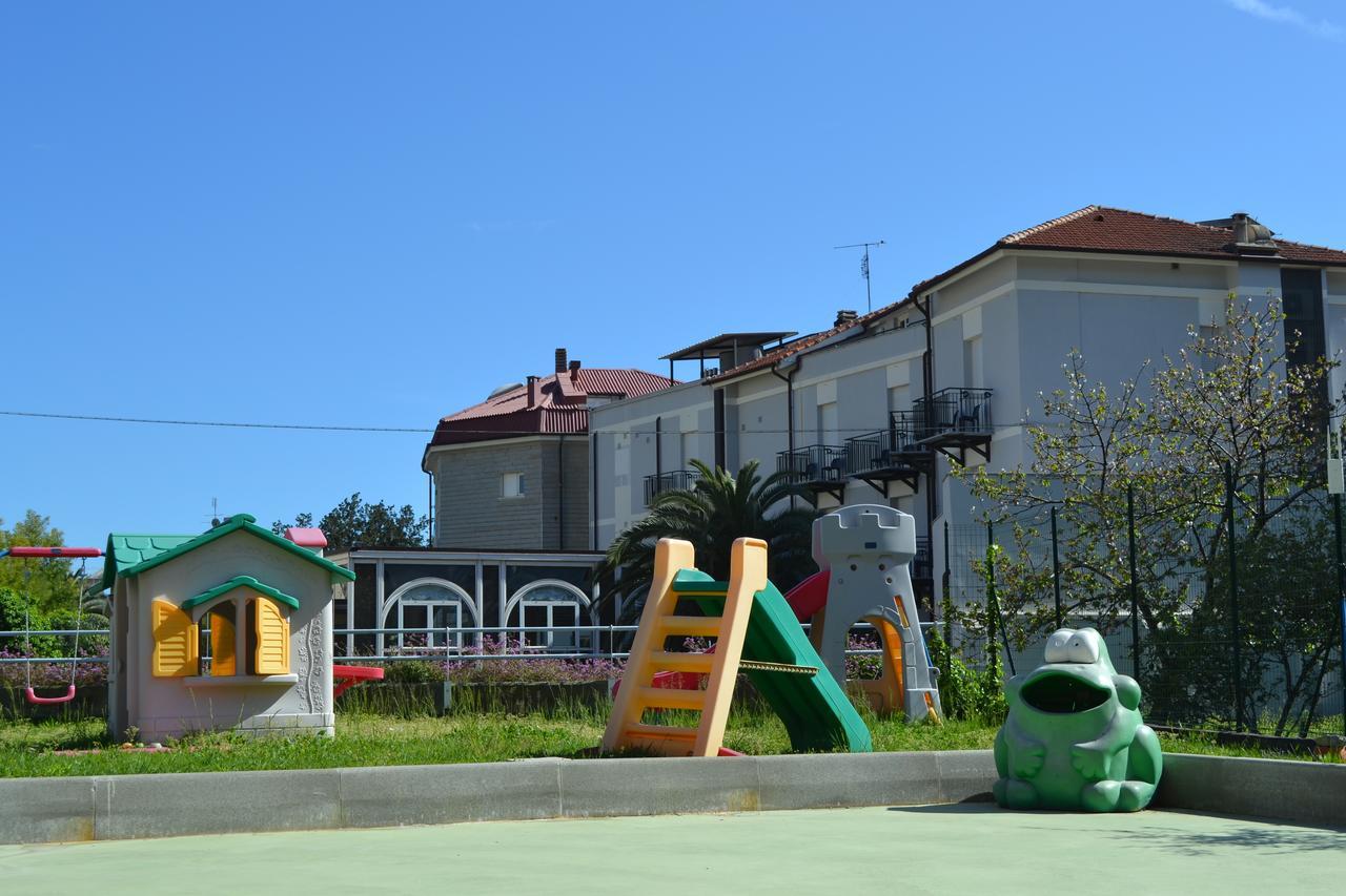 Hotel Riviera 3 Stelle Con Piscina Estiva Gratuita E Garage A Pagamento Spotorno Exteriör bild
