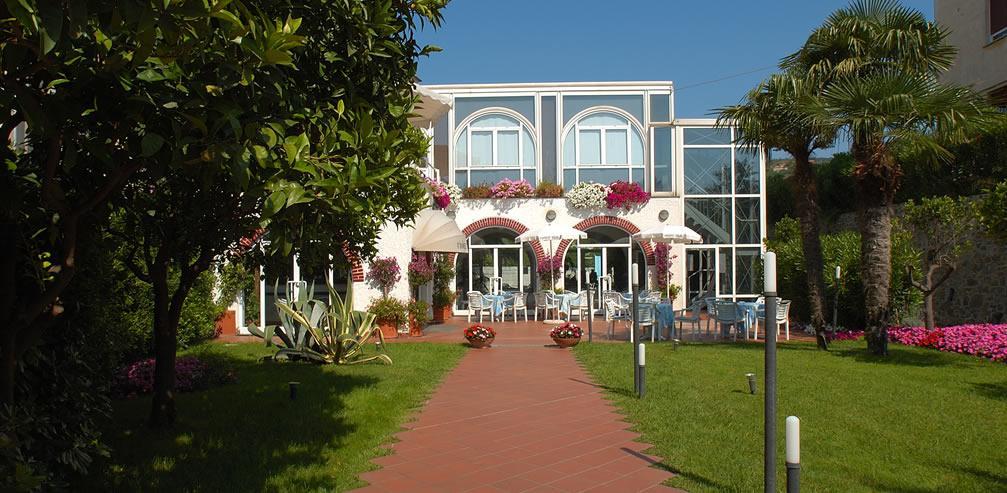 Hotel Riviera 3 Stelle Con Piscina Estiva Gratuita E Garage A Pagamento Spotorno Exteriör bild