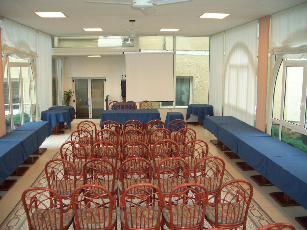 Hotel Riviera 3 Stelle Con Piscina Estiva Gratuita E Garage A Pagamento Spotorno Exteriör bild