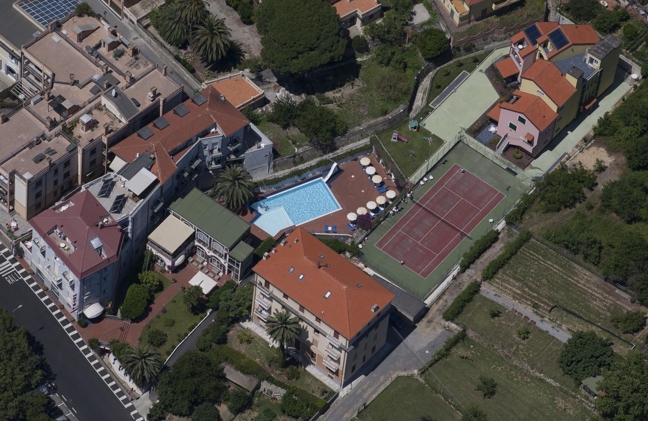 Hotel Riviera 3 Stelle Con Piscina Estiva Gratuita E Garage A Pagamento Spotorno Exteriör bild