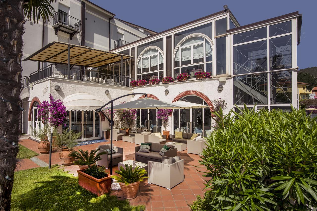 Hotel Riviera 3 Stelle Con Piscina Estiva Gratuita E Garage A Pagamento Spotorno Exteriör bild