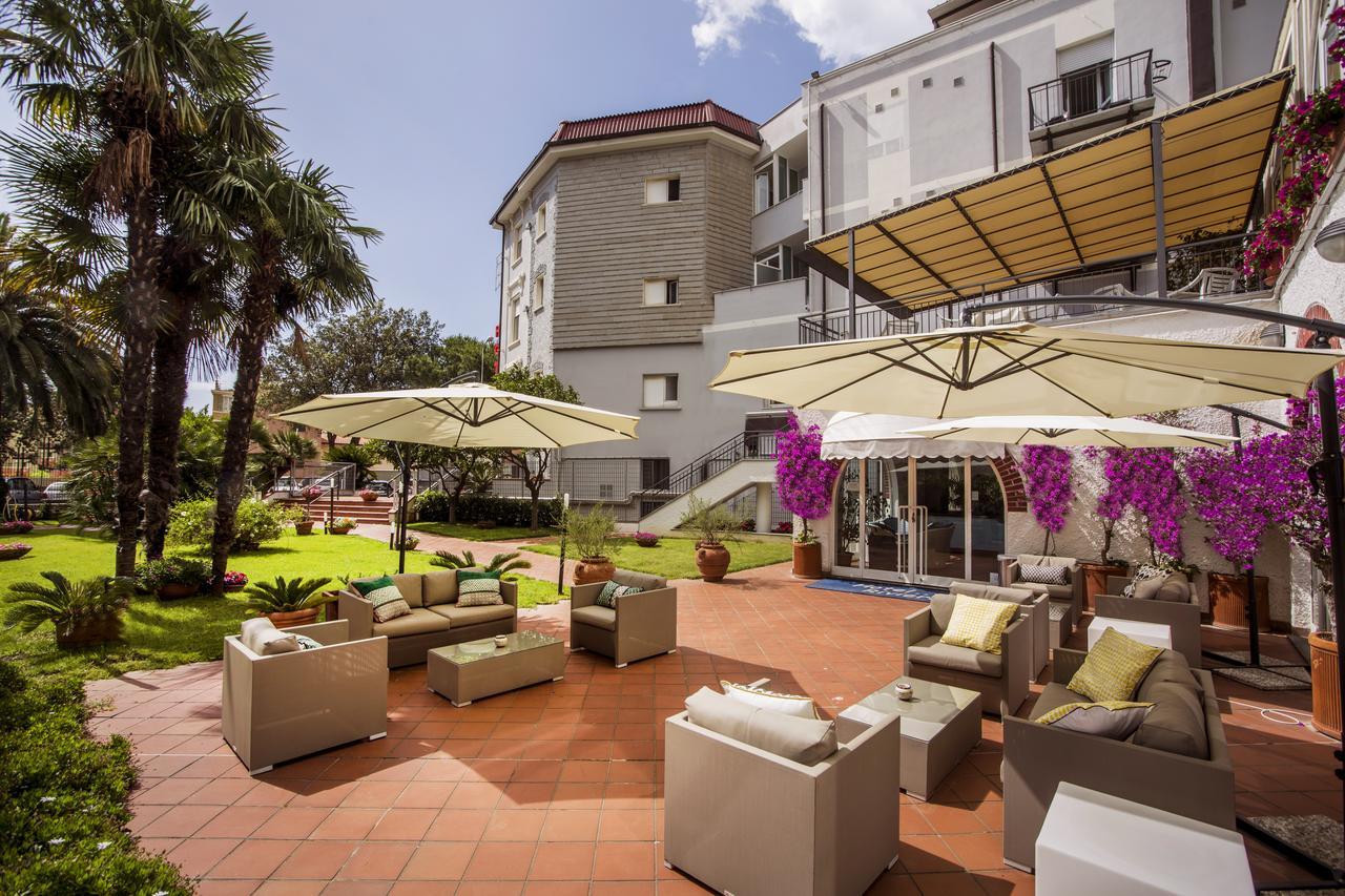 Hotel Riviera 3 Stelle Con Piscina Estiva Gratuita E Garage A Pagamento Spotorno Exteriör bild