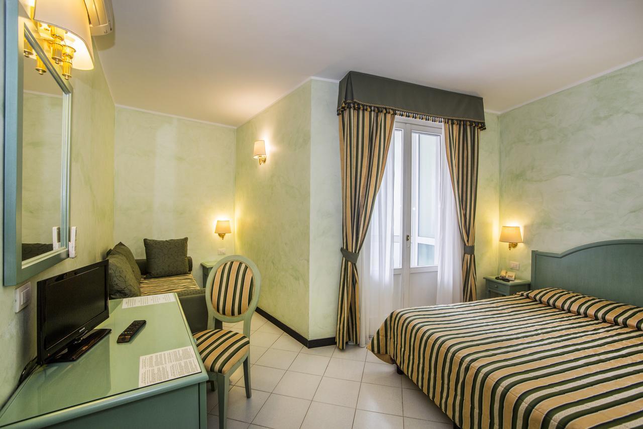 Hotel Riviera 3 Stelle Con Piscina Estiva Gratuita E Garage A Pagamento Spotorno Exteriör bild