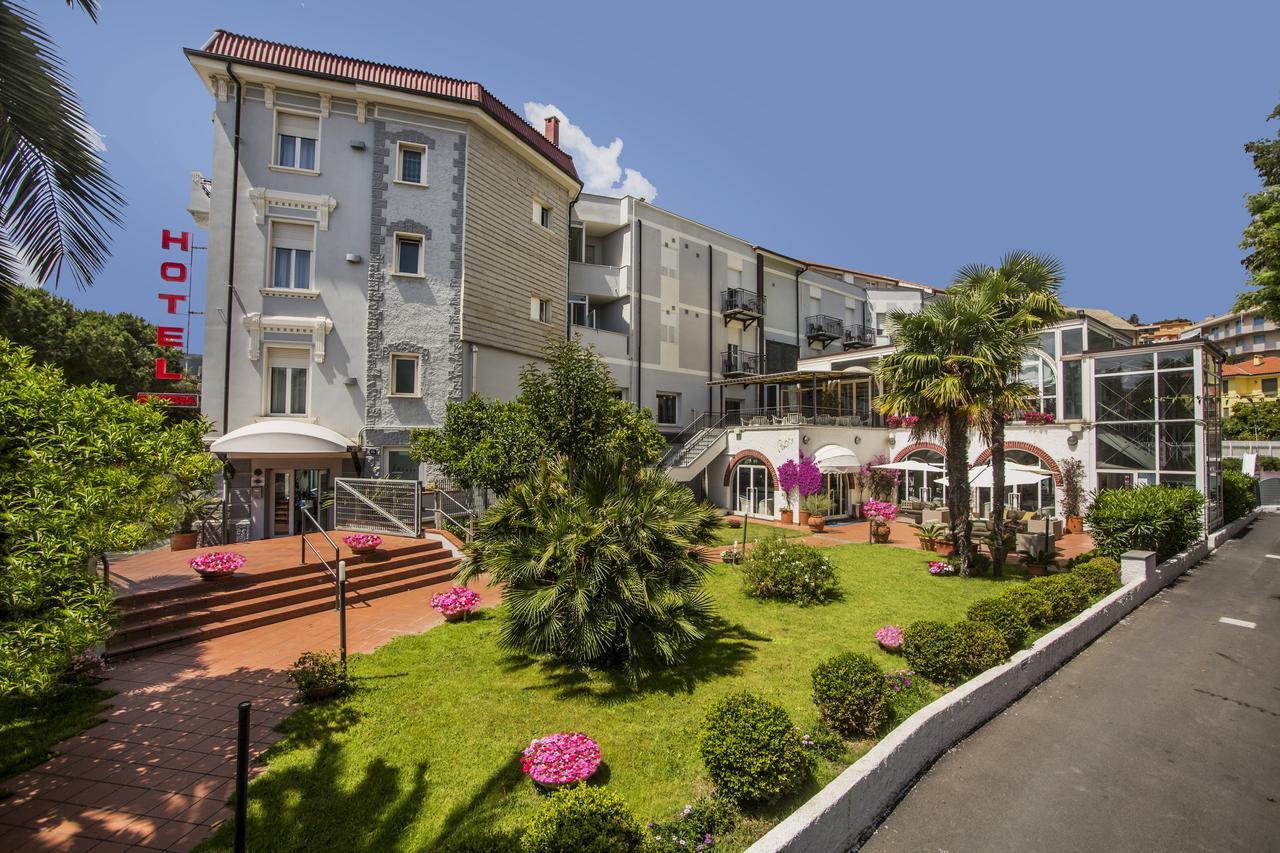 Hotel Riviera 3 Stelle Con Piscina Estiva Gratuita E Garage A Pagamento Spotorno Exteriör bild