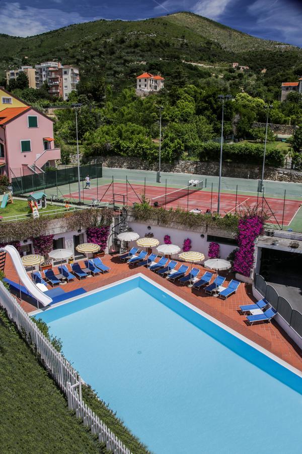 Hotel Riviera 3 Stelle Con Piscina Estiva Gratuita E Garage A Pagamento Spotorno Exteriör bild