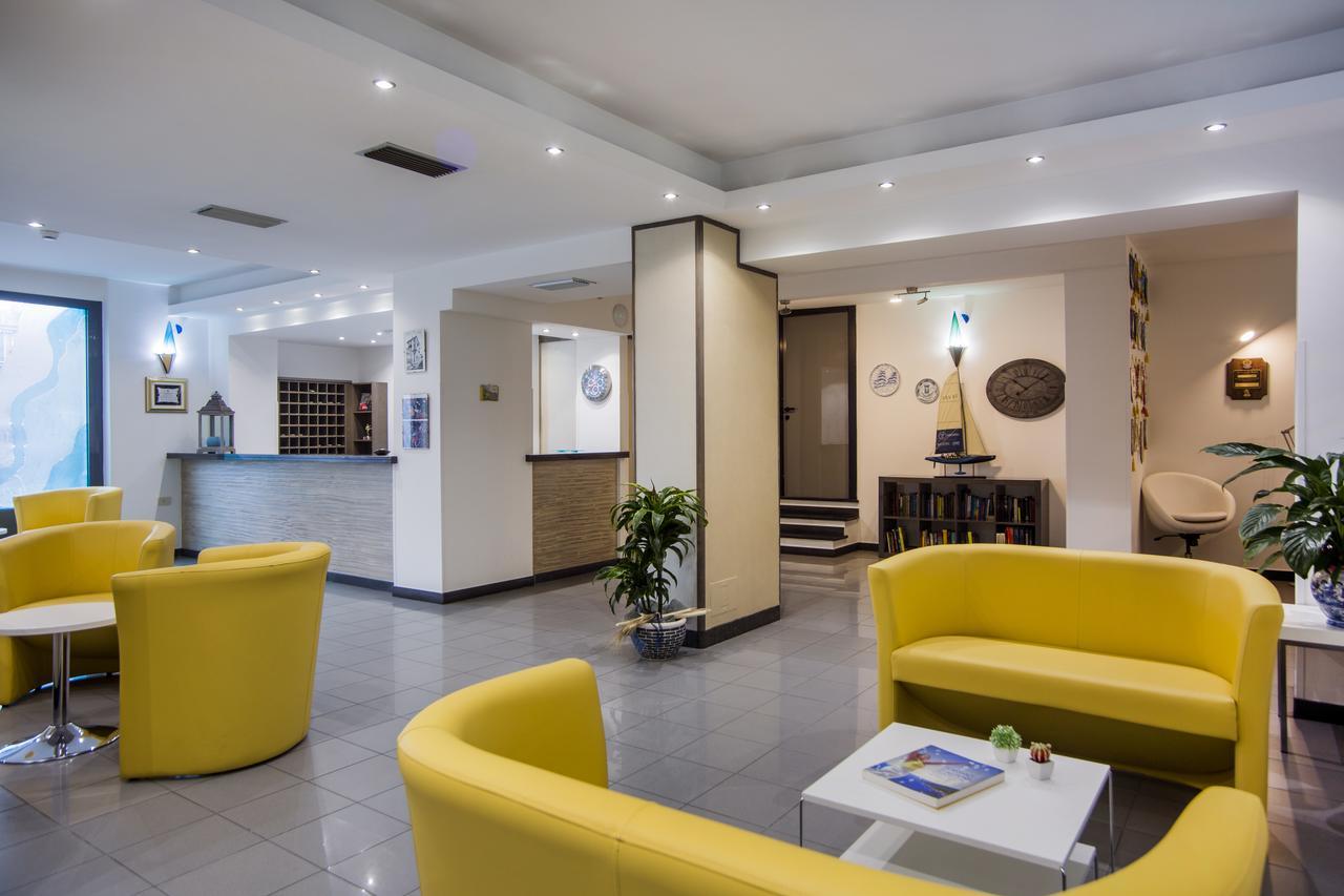 Hotel Riviera 3 Stelle Con Piscina Estiva Gratuita E Garage A Pagamento Spotorno Exteriör bild
