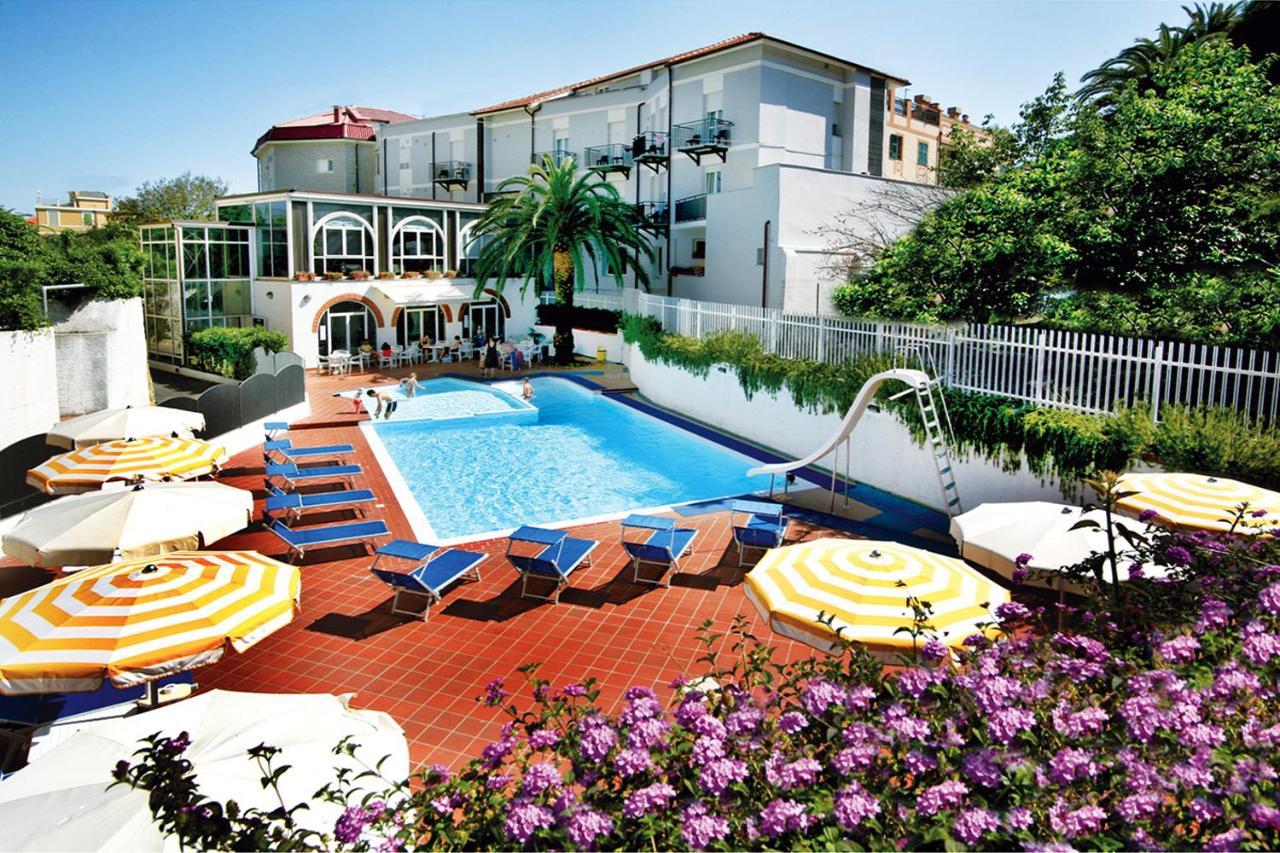 Hotel Riviera 3 Stelle Con Piscina Estiva Gratuita E Garage A Pagamento Spotorno Exteriör bild